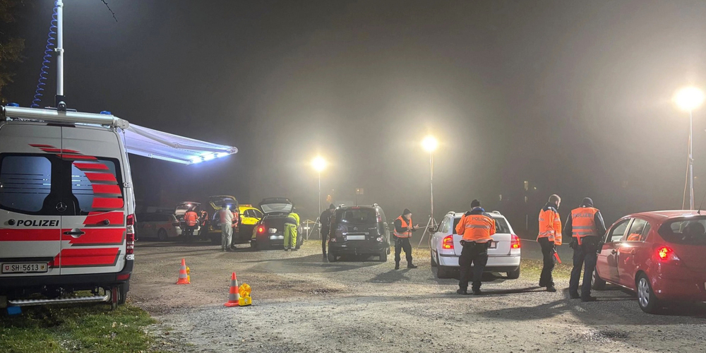 Beim Informationsstand auf dem Fronwagplatz in der Stadt Schaffhausen konnten Passantinnen und Passanten direkt erleben, wie stark Reflektoren die eigene Sichtbarkeit verbessern.