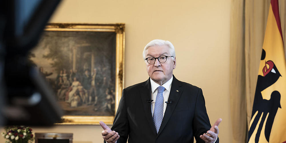HANDOUT - Bundespräsident Frank-Walter Steinmeier während der Aufzeichnung der Fernsehansprache zur aktuellen Lage in der Corona-Pandemie im Schloss Bellevue. Foto: Sandra Steins/Bundesregierung/dpa - ACHTUNG: Nur zur redaktionellen Verwendung im ...