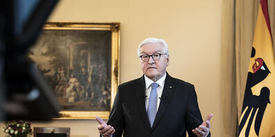 HANDOUT - Bundespräsident Frank-Walter Steinmeier während der Aufzeichnung der Fernsehansprache zur aktuellen Lage in der Corona-Pandemie im Schloss Bellevue. Foto: Sandra Steins/Bundesregierung/dpa - ACHTUNG: Nur zur redaktionellen Verwendung im ...