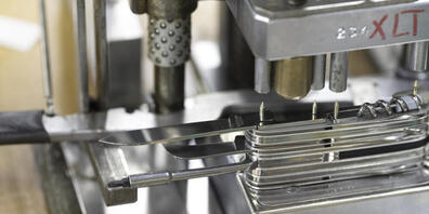 Die Zentralschweizer Industrie, hier die Victorinox-Fabrik in Ibach SZ, blickt optimistisch auf die kommenden sechs Monate. (Archivaufnahme)