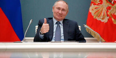 ARCHIV - Wladimir Putin, Präsident von Russland, zeigt während einer Videokonferenz mit dem türkischen Präsidenten Erdogan mit dem Daumen nach oben. Foto: Alexei Druzhinin/Pool Sputnik Kremlin/AP/dpa - ACHTUNG: Nur zur redaktionellen Verwendung un...