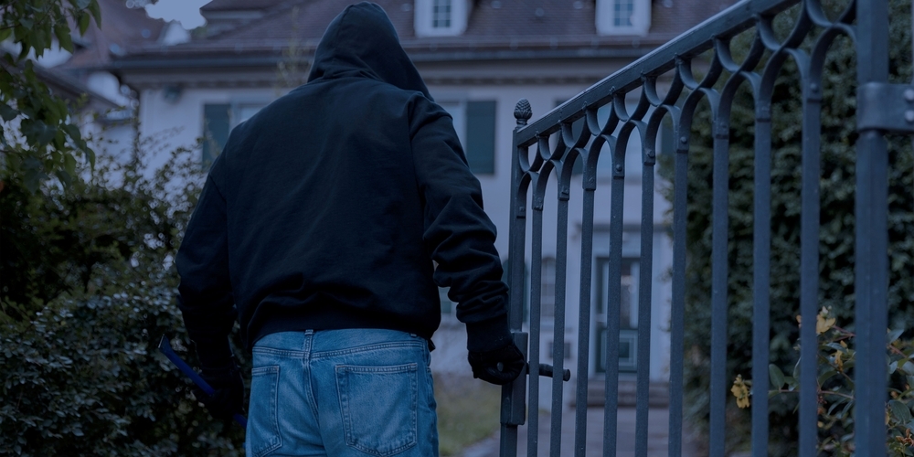 Die unbekannte Täterschaft verschaffte sich via Fenster gewaltsam Zutritt ins Innere der Wohnung. (Symbolbild)