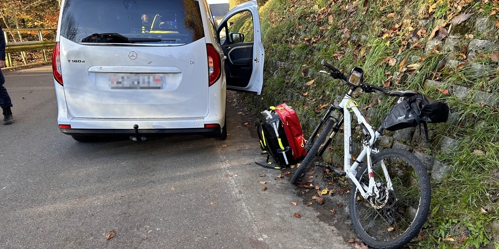 Als die Autofahrerin verkehrsbedingt abbremsen musste, reagierte die Velofahrerin hinter ihr zu spät und es kam zur Auffahrkollision mit Sturz.