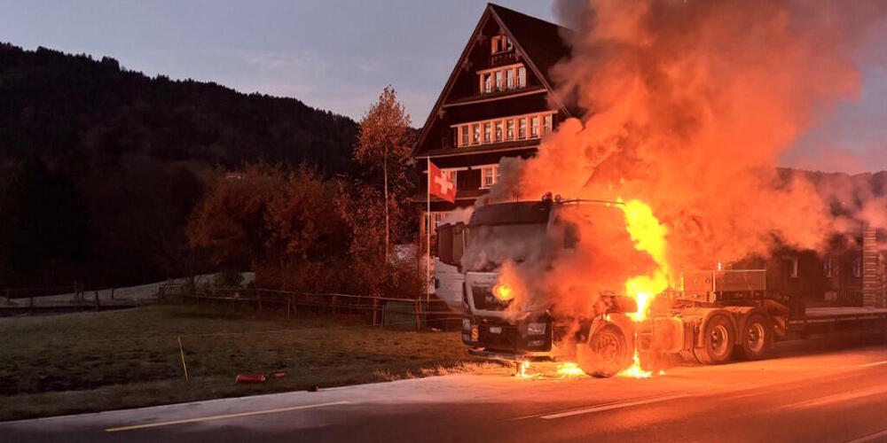 Der Lastwagen brannte komplett aus.