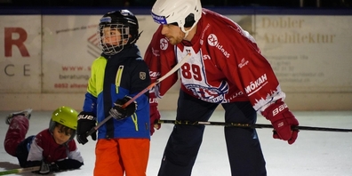 Spiel auf dem Eisfeld in Lachen mit den Profis vom SCRJ.