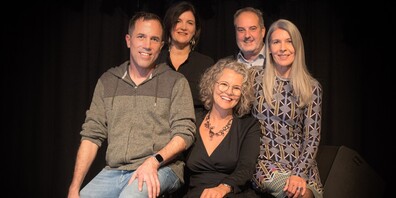 «Ehrenrunde»-Preisträgerin Katharina Schertler-Secli (vorne Mitte) mit den ebenfalls Nominierten Michael Eberli (vorne links) und Silvia Montonato (vorne rechts) sowie Stadträtin Alexandra Giobbi (hinten links) und Stadtpräsident Rolf Pfeiffer (hinten rechts)