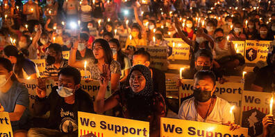 Demonstranten halten brennende Kerzen und Plakate mit der Aufschrift "We Support Federal Army". Nach neuen Schätzungen der Gefangenenhilfsorganisation AAPPP wurden seit dem Putsch vor zwei Monaten mindestens 543 Menschen getötet. Foto: Theint Mon ...