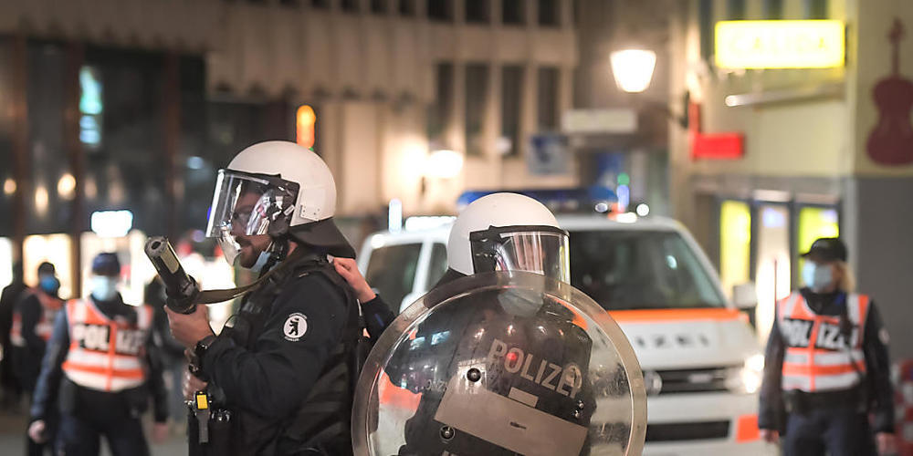 Bei den Ausschreitungen zwischen Jugendlichen und der Polizei in St. Gallen wurden zwei Personen verletzt. Die Einsatzkräfte wurden mit Flaschen, Steinen, Knallkörpern und einem Molotowcocktail beworfen. Sie antworteten mit Gummischrot und Reizgas.