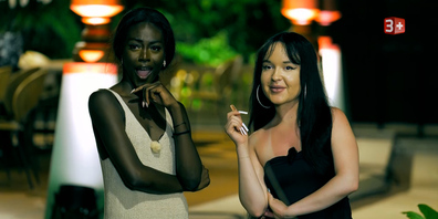 Emilia (links) hat wohl etwas Verbotenes gesehen...