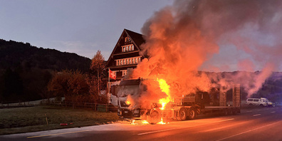 Der Lastwagen stand in kürzester Zeit in Vollbrand.