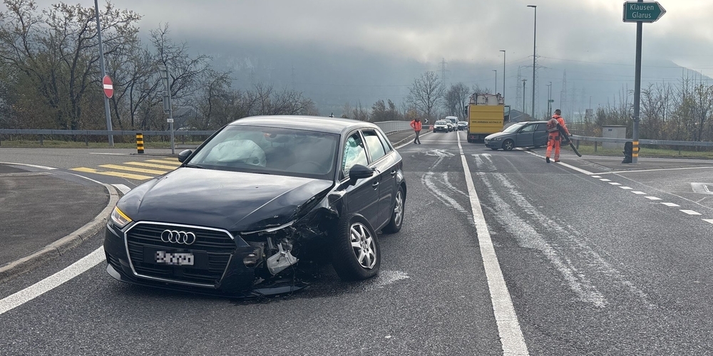 Beim Verkehrsunfall an der Verzweigung Autobahnausfahrt Weesen / Flechsenstrasse in Mollis entstand an zwei Autos erheblicher Sachschaden.