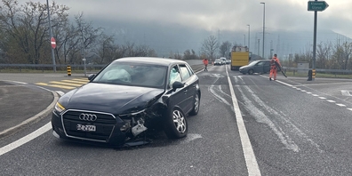 Beim Verkehrsunfall an der Verzweigung Autobahnausfahrt Weesen / Flechsenstrasse in Mollis entstand an zwei Autos erheblicher Sachschaden.