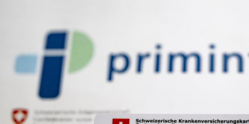 Die Krankenkassenprämien steigen immer weiter. Der Glarner Regierungsrat teilte nun mit, dass der Kanton mehr Geld für Prämienverbilligungen bereitstellen müsse. (Symbolbild)