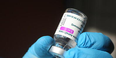 ARCHIV - Im regionalen Impfzentrum wird eine Spritze mit dem Corona-Impfstoff von Astrazeneca aufgezogen. Foto: Matthias Bein/dpa-Zentralbild/dpa - ACHTUNG: Dieses Foto hat dpa bereits im Bildfunk gesendet