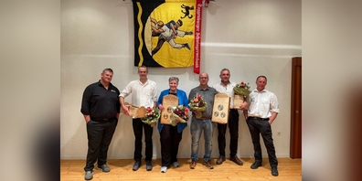 Die neuen Ehren- und Vorstandsmitglieder – Urs Abderhalden, Dominik Schuler, Andrea Abderhalden, Samuel Niederer, Urban Götte und Peter Fritsche v.l