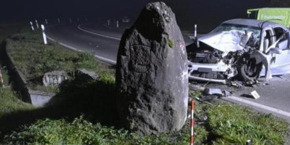 Beim Aufprall in den Findling verletzten sich die vier jugendlichen Insassen in Neerach teilweise schwer.