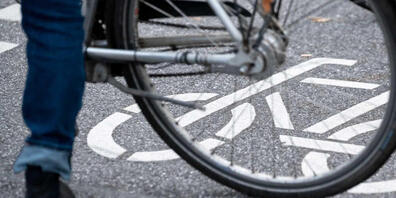 Der 34-jährige Velofahrer trug von der Kollision mit einem Auto im thurgauischen Nussbaumen "mittelschwere" Verletzungen davon. (Symbolbild)