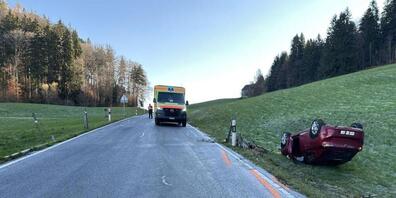 Beide Fahrzeuginsassen konnten das auf dem Dach liegende Auto selbstständig verlassen.