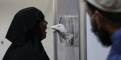 Eine Frau lässt sich per Rachenabstrich im Mugda Medical College  Hospital in Dhaka auf das Coronavirus testen. Foto: Md. Rakibul Hasan/ZUMA Wire/dpa