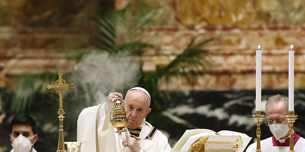 dpatopbilder - Papst Franziskus (M) zelebriert die Osternacht im Petersdom vor weniger Gläubigen als sonst. Foto: Remo Casilli