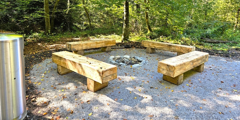 Der ökologisch aufgewertete Waldspielplatz beinhaltet auch einen neuen Picknickplatz mit Grillstellen.