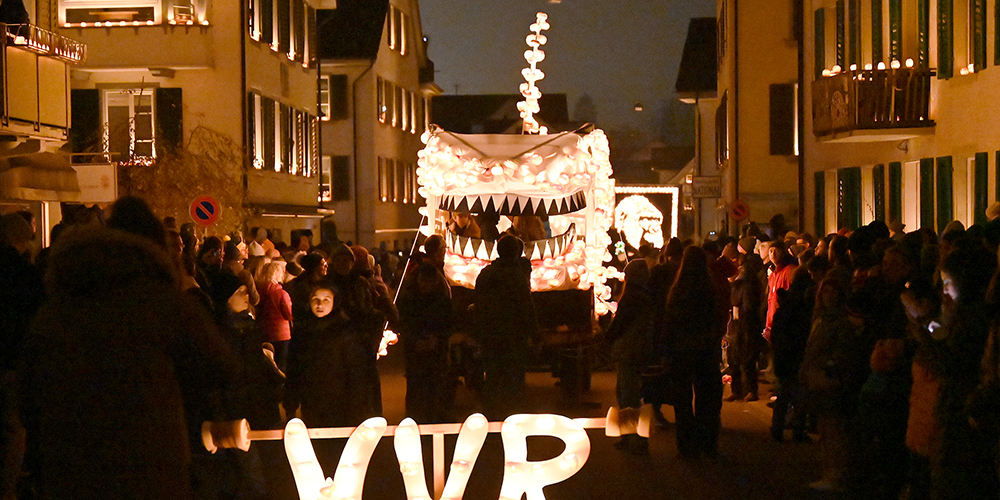 Fantasievolle Sujets und mit Räbeliechtli geschmückter Dorfkern am Räbechilbi Richterswil.