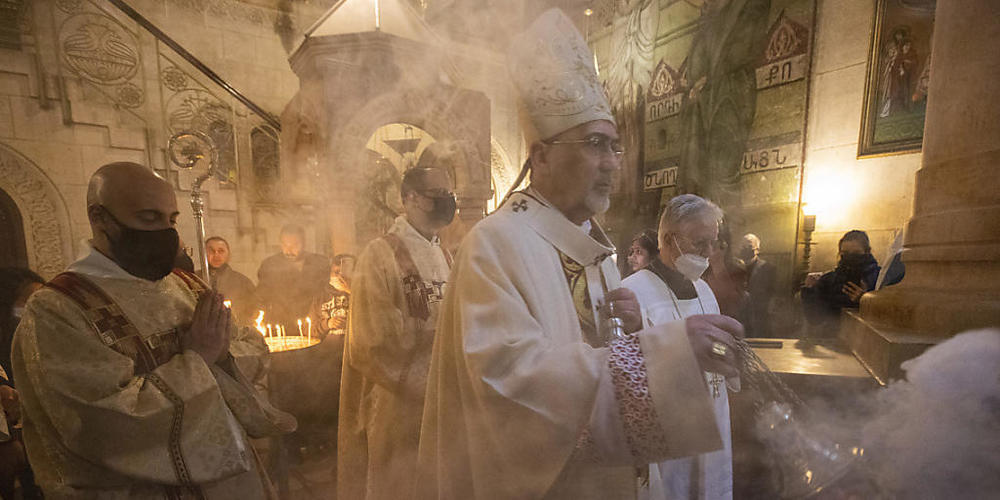 Die Grabeskirche in Jerusalem wird von vielen als Ort der Kreuzigung Jesu angesehen. (Im Bild: Prozession am Samstag vor Ostern) Foto: Ariel Schalit/AP/dpa