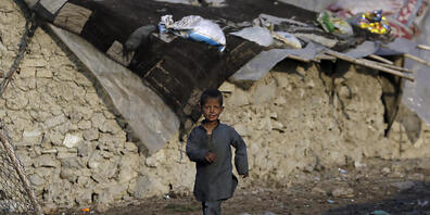 ARCHIV - Ungeachtet anhaltender Gewalt im kriegszerrissenen Afghanistan leben Zehntausende Menschen als Schutzsuchende in dem Land. (Bild aus Kabul) Foto: Mariam Zuhaib/AP/dpa