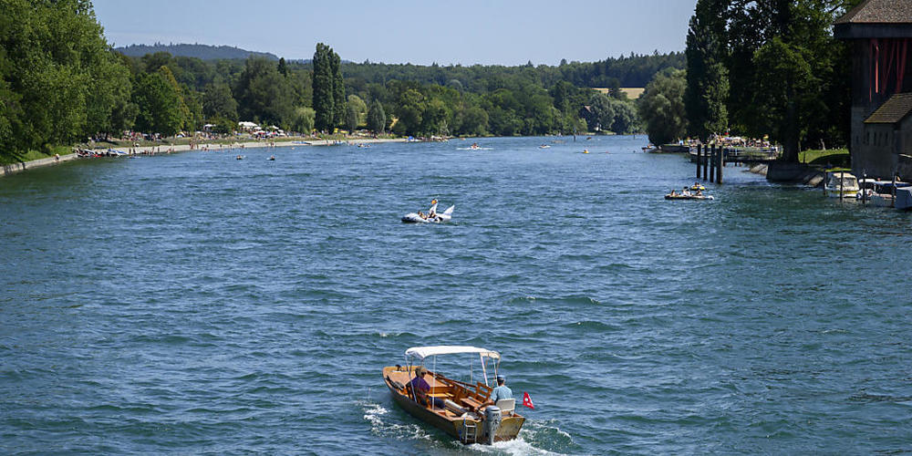 Im Rhein bei Diessenhofen TG suchen Rettungskräfte nach einem vermissten Taucher. (Archivbild)
