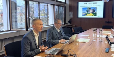 Stadtpräsident Wolfgang Giella und Goran Gajic (Leiter Finanzen, links) an der Medienorientierung zum Integrierten Aufgaben- und Finanzplan 2026–2030 und dem Budget 2026.