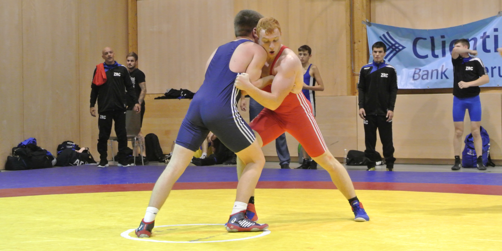 Andreas Schnyder in rot bringt sich im griechisch-römischen Stil in eine gute Ausgangslage