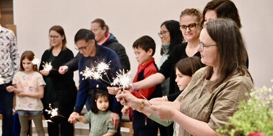 Der Segen in der Unterkirche mit der Seelsorgerin Beatrix Baur-Fuchs (rechts) war von Wunderkerzen begleitet.