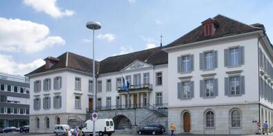 Die Aargauer Regierungsrat, der seine Sitzungen in diesem Gebäude in Aarau abhält, möchte eine Präventionsstelle Pädosexualität aufbauen. Die vorberatende Parlamentskommission lehnt die Präventionsstelle ab. (Archivbild)