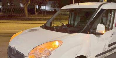 Ein Zug der Wynen- und Suhrentalbahn stiess dieses Auto nach einer Kollision mit einem Auto in Oberkulm AG mehrere Meter vor sich her. Der 63-jährige Autolenker blieb unverletzt.