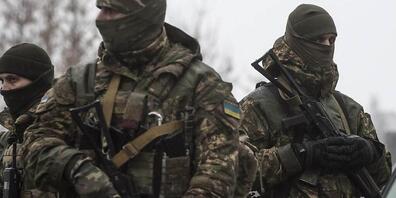 ARCHIV - Ukrainische Soldaten patrouillieren an einem Stützpunkt im Oblast Donezk (Archiv). Foto: Evgeniy Maloletka/AP/dpa