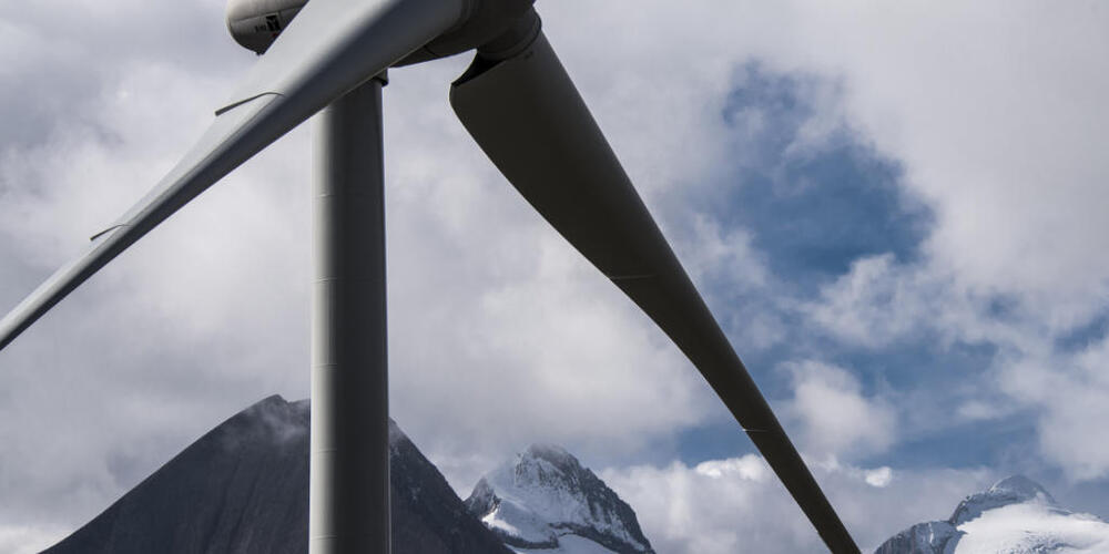 Seit Sonntag produzieren die beiden Windenergieanlagen der Windpark AG in Göschenen UR erstmals erneuerbaren Strom. (Symbolbild)