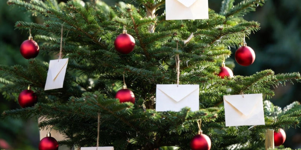 Am grossen Weihnachtsbaum werden 100 Wunschzettel hängen. (Symbolbild)