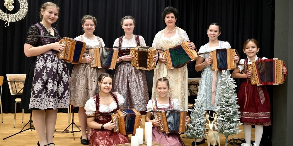 Das «Ensemble «Edelwyss» der Musikschule Oberrheintal verzaubert die Gäste mit Schwyzerörgeli, «Glöggli» und Gesang. 