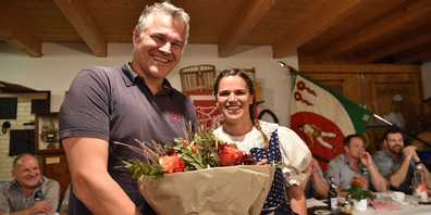 Charmante Gratulation: Thomas Schatt aus Kaltbrunn ist neues Ehrenmitglied des Schwingerverbandes Rapperswil und Umgebung.