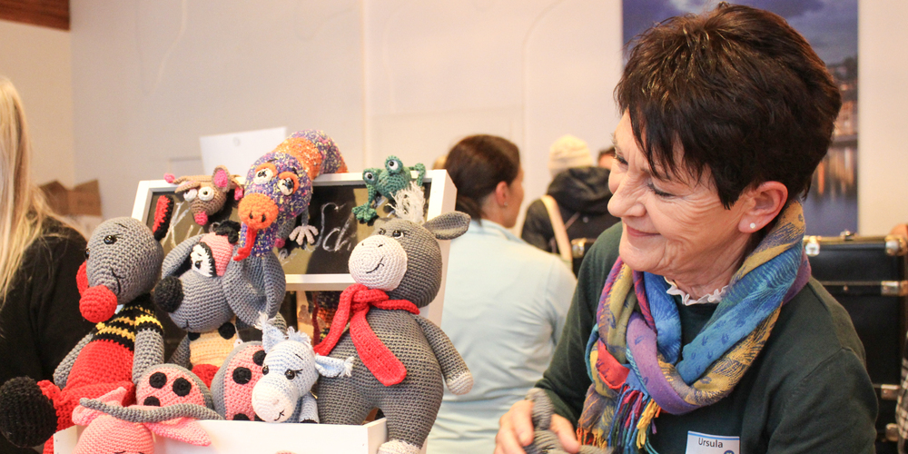 Ursula Weiss aus Büsingen hat ihre liebevoll gehäkelten Kuscheltiere mitgebracht.