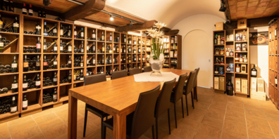 Ausgewählte Weine innen und Parkplätze draussen: Die Vinothek Rauch an der Kniestrasse in Rapperswil.