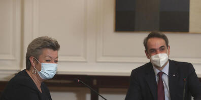 Ylva Johansson (l), EU-Kommissarin für Inneres, spricht mit Kyriakos Mitsotakis, Premierminister von Griechenland, während ihres Treffens in Athen. Foto: Petros Giannakouris/AP/dpa