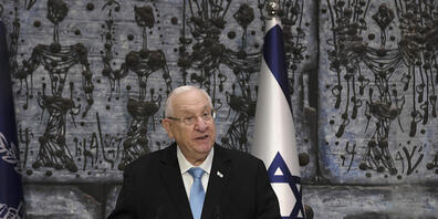 Reuven Rivlin, Staatspräsident von Israel, verkündet die offiziellen Wahlergebnisse die er vom Vorsitzenden des zentralen israelischen Wahlausschusses, Richter Fogelman, erhalten hat. Foto: Maya Alleruzzo/AP/dpa