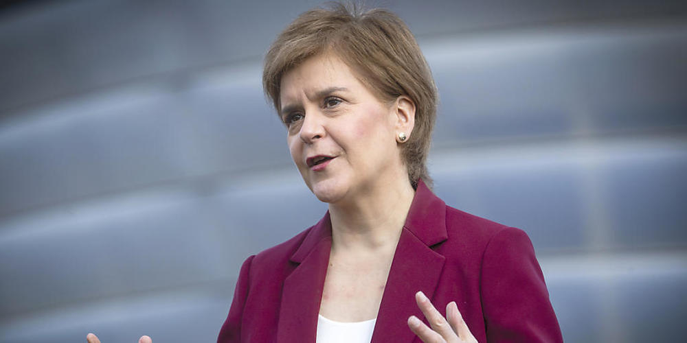 Nicola Sturgeon, Erste Ministerin von Schottland, spricht vor dem Corona-Impfzentrum im SSE Hydro  mit der Presse während ihrer Wahlkampagne für die schottischen Parlamentswahlen. Foto: Jane Barlow/PA Wire/dpa
