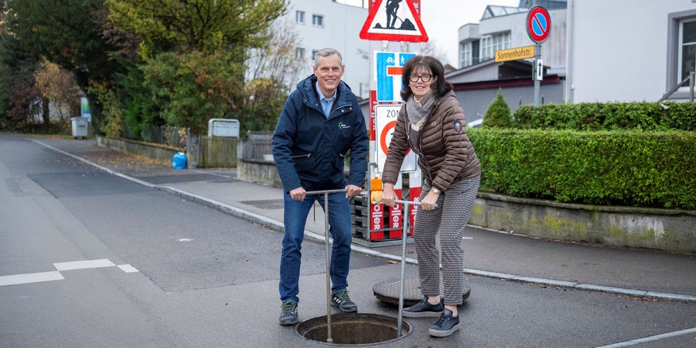 (v.l.) Ernst Uhler, CEO der Energie Zürichsee Linth AG, und Herta Huber, Gemeinderätin von Hinwil, freuen sich über den Fortschritt bei der Fernwärme.