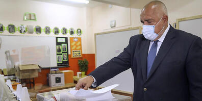 HANDOUT - Dieses von der Partei GERB zur Verfügung gestellte Foto zeigt Boiko Borissow, Ministerpräsident von Bulgarien, der während der Parlamentswahl seine Stimme abgibt. Foto: Handout/GERB Party/AP/dpa - ACHTUNG: Nur zur redaktionellen Verwendu...