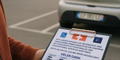 Die Betrügerinnen und Betrüger seien oft mit Autos mit französischen Kennzeichen unterwegs. (Symbolbild)