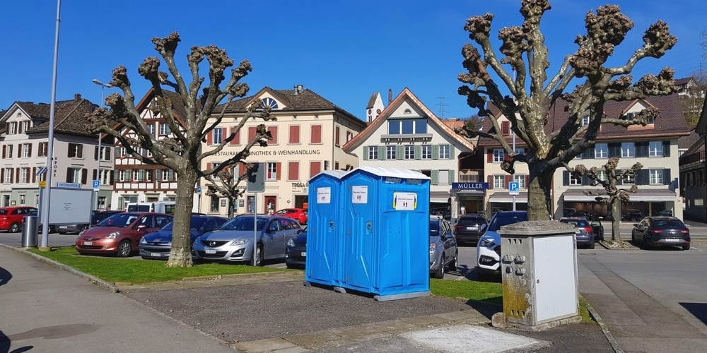 Zwei mobile Toiletten am Schmerkner Bahnhofplatz.
