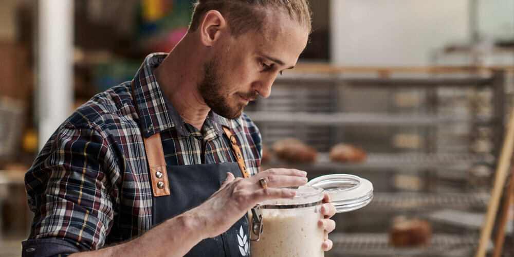 Martin Mayer, Inhaber der Bäckerei-Konditorei Vuaillat, hat sich der Herstellung von Sauerteigbroten verschrieben. Am 5. Dezember ist Eröffnung der Filiale in Gossau.