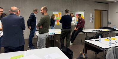 Jungunternehmer diskutieren an der OST in St.Gallen.